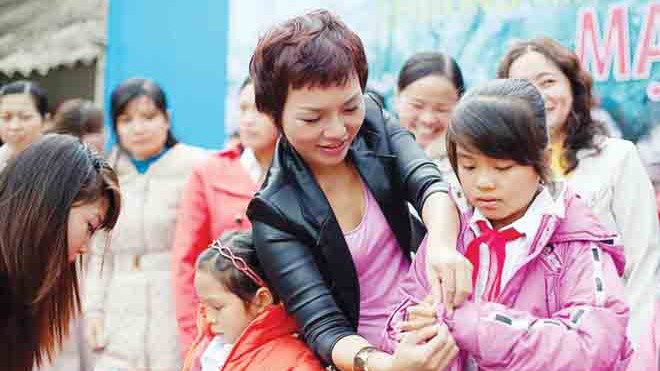 Thái Thùy Linh: Ồn ào và lặng lẽ Thái Thùy Linh tặng áo cho học sinh miền núi